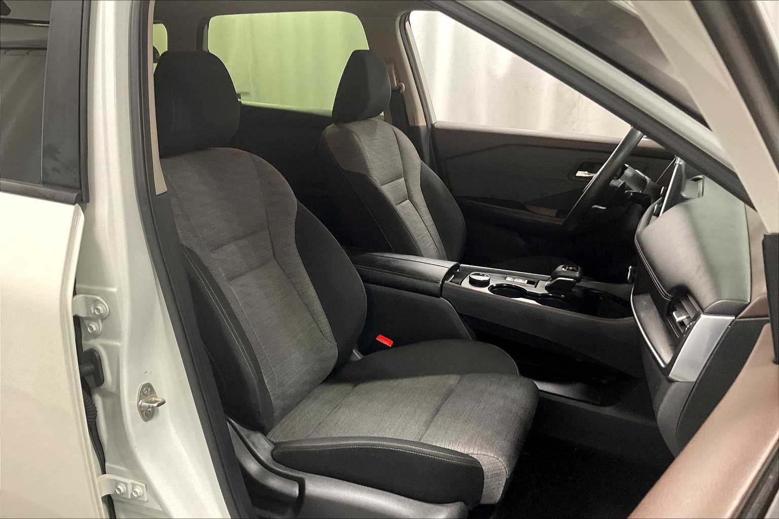 2023 Nissan Rogue SV - Photo 11