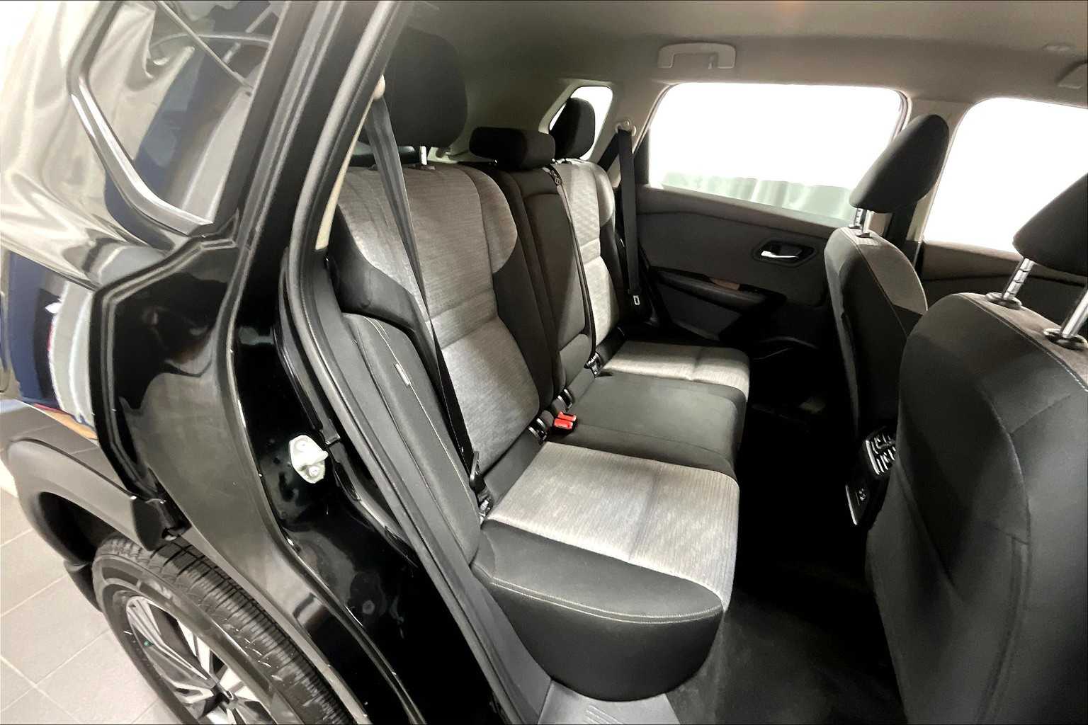 2023 Nissan Rogue SV - Photo 16
