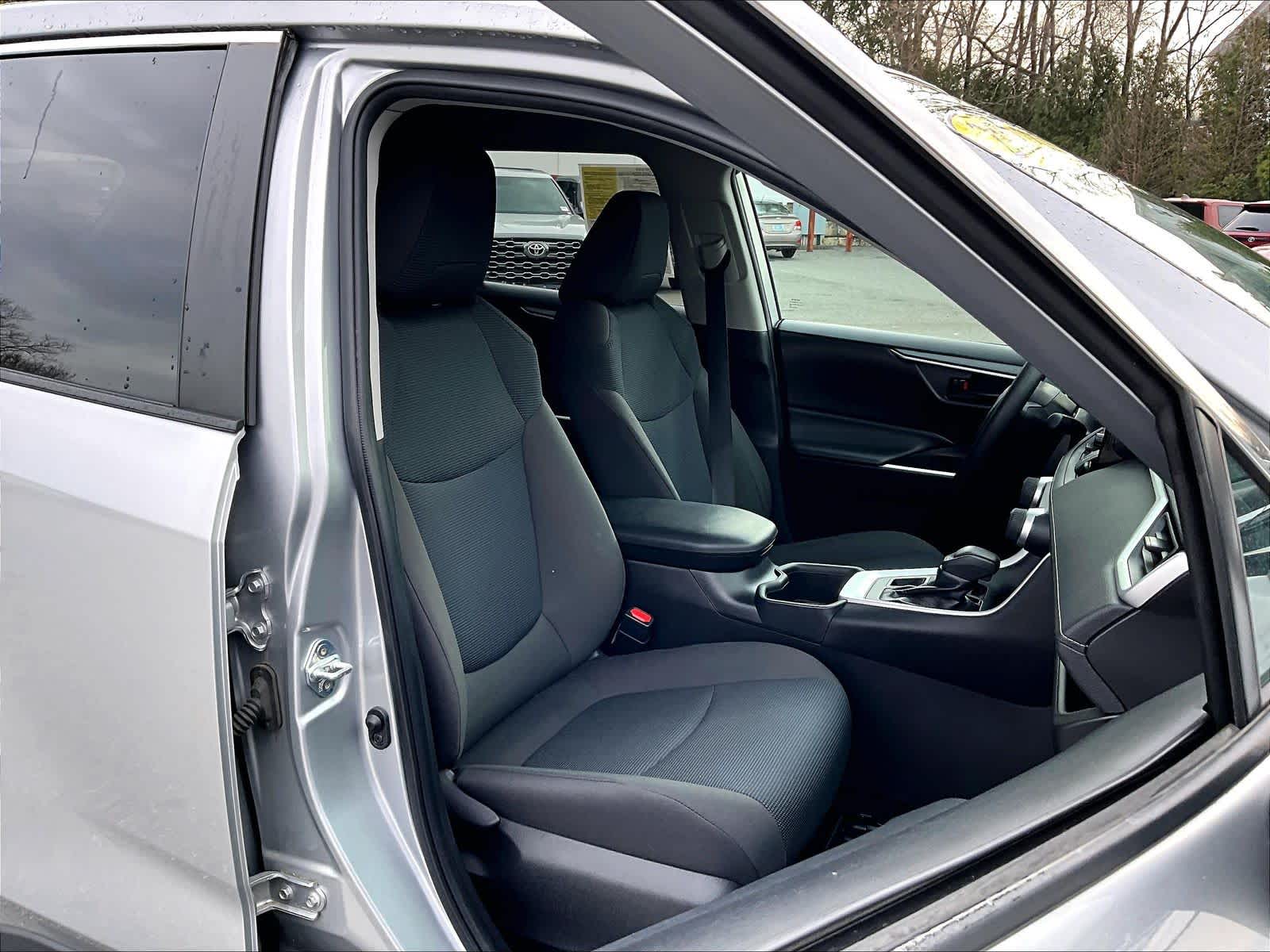 2022 Toyota RAV4 LE - Photo 11