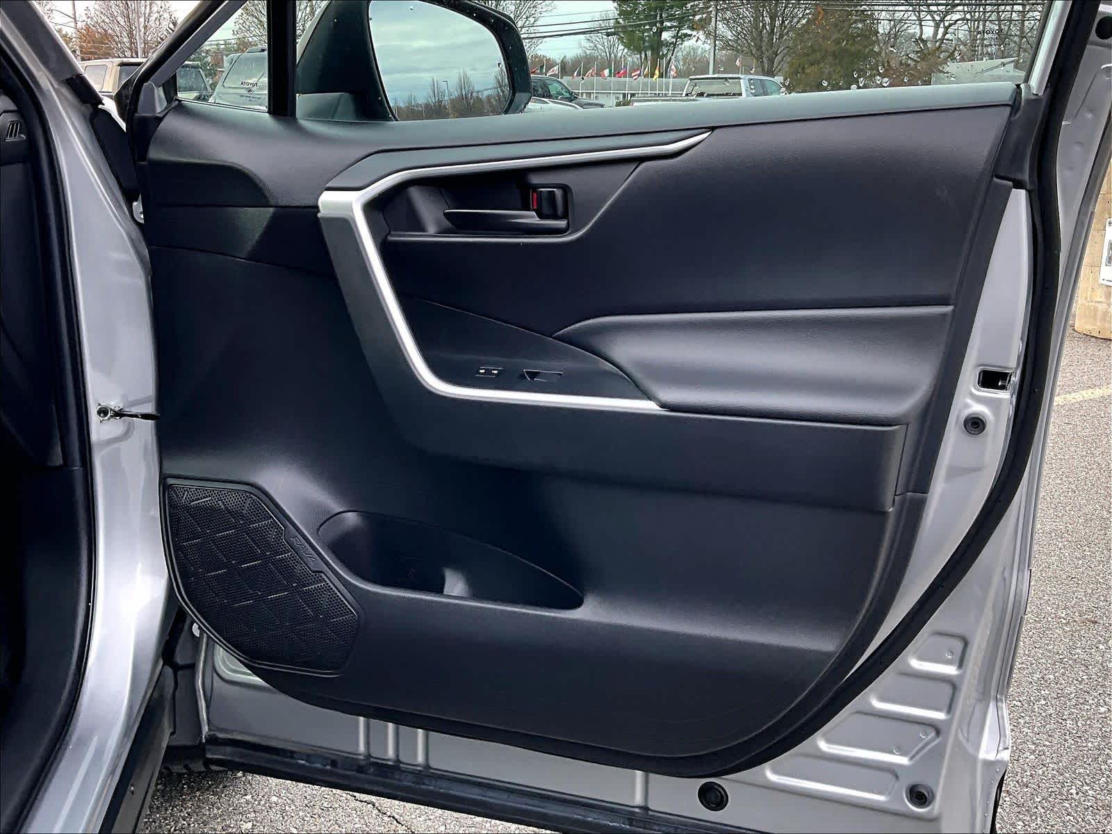 2022 Toyota RAV4 LE - Photo 12