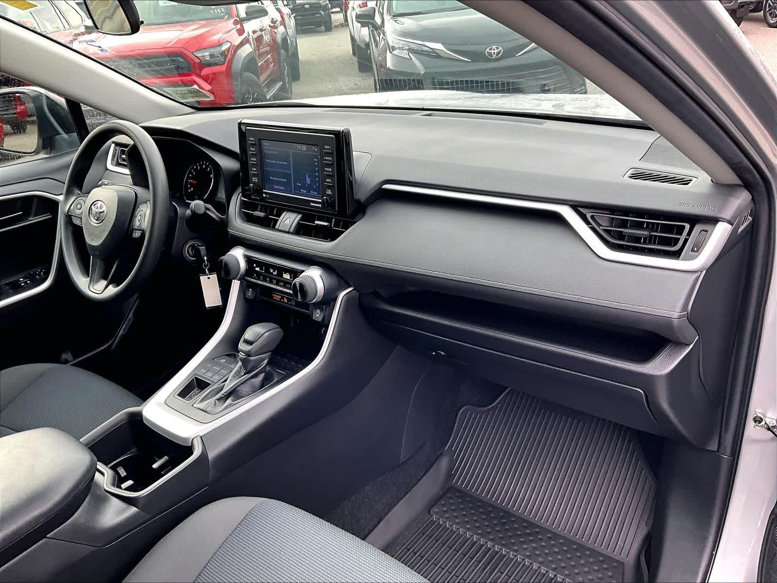 2022 Toyota RAV4 LE - Photo 14