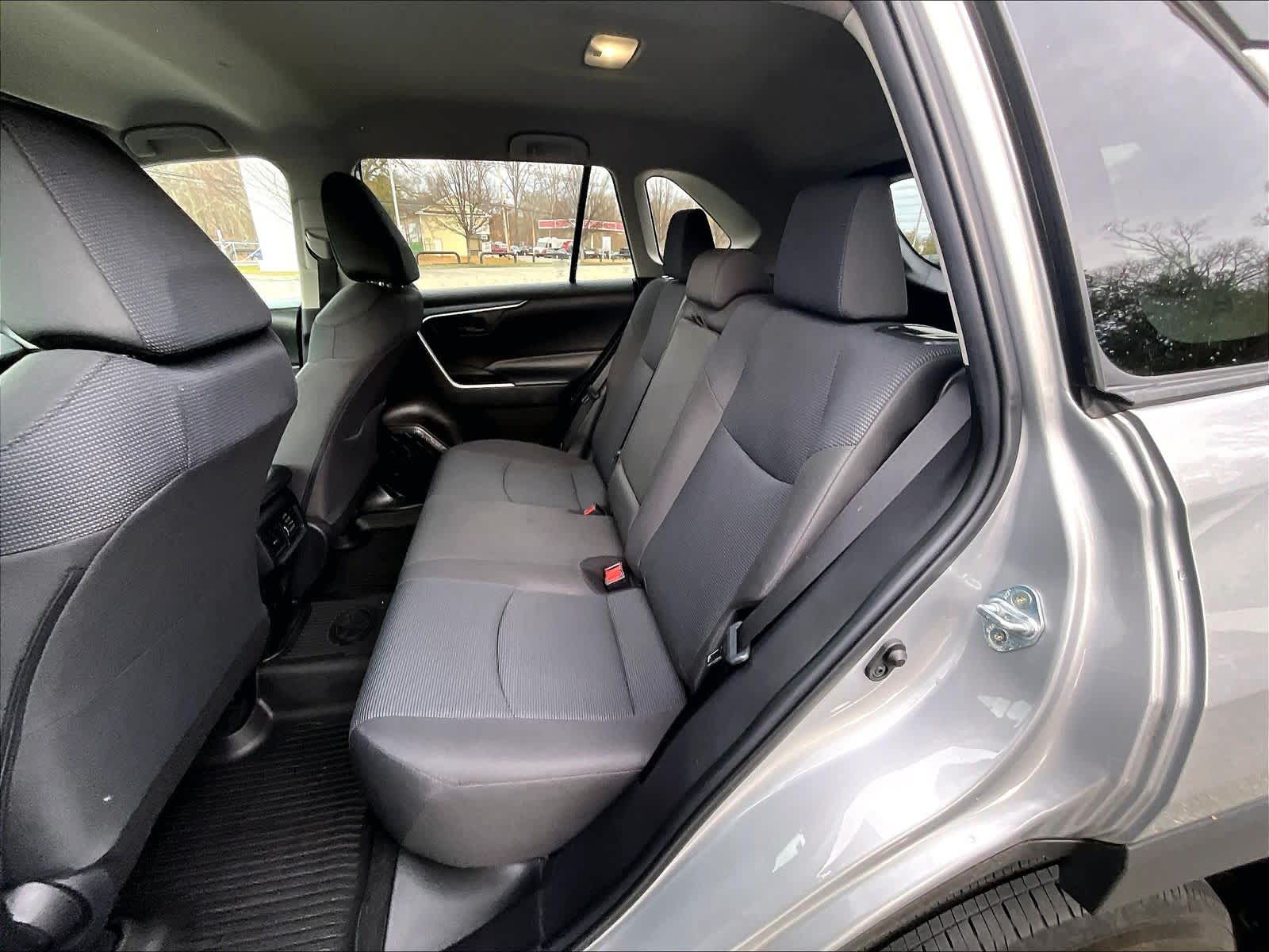 2022 Toyota RAV4 LE - Photo 15