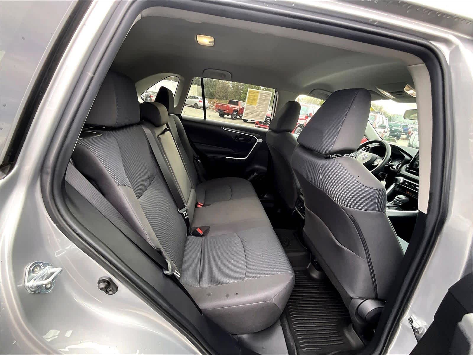 2022 Toyota RAV4 LE - Photo 16