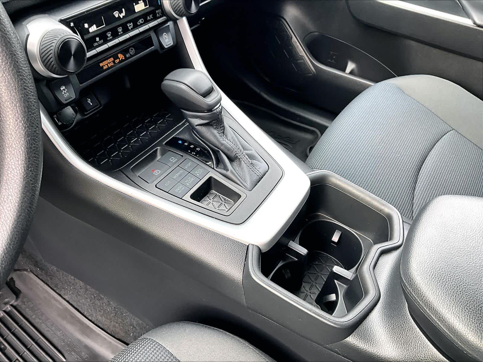 2022 Toyota RAV4 LE - Photo 20