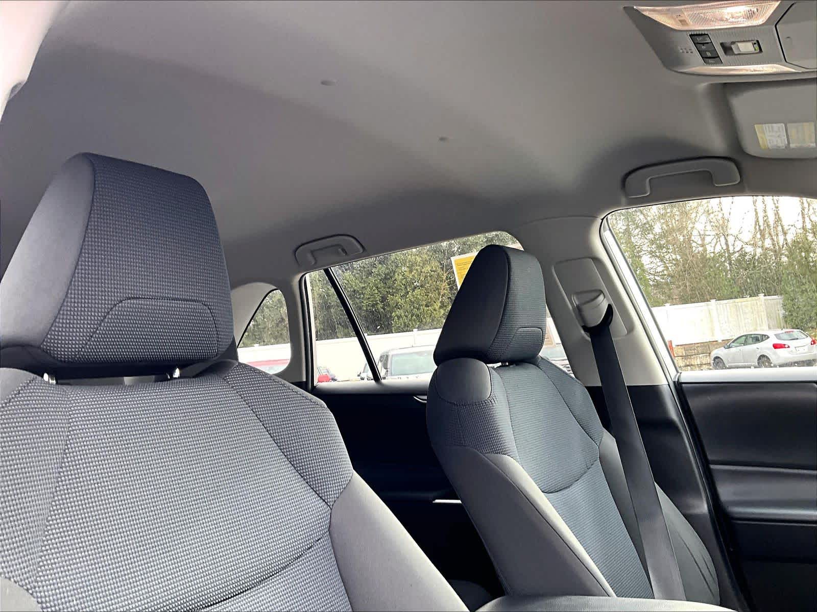 2022 Toyota RAV4 LE - Photo 22