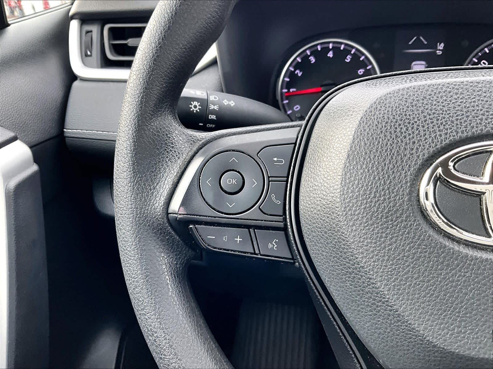 2022 Toyota RAV4 LE - Photo 23