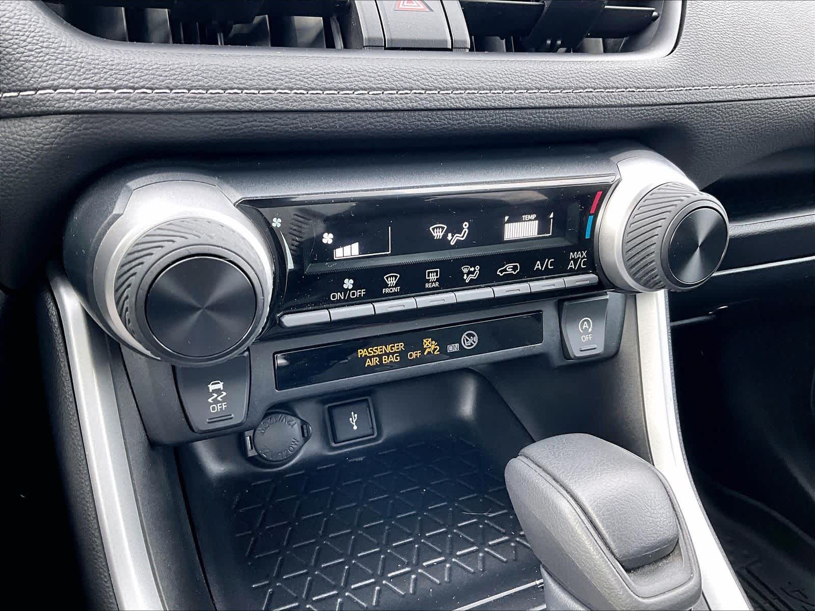 2022 Toyota RAV4 LE - Photo 26