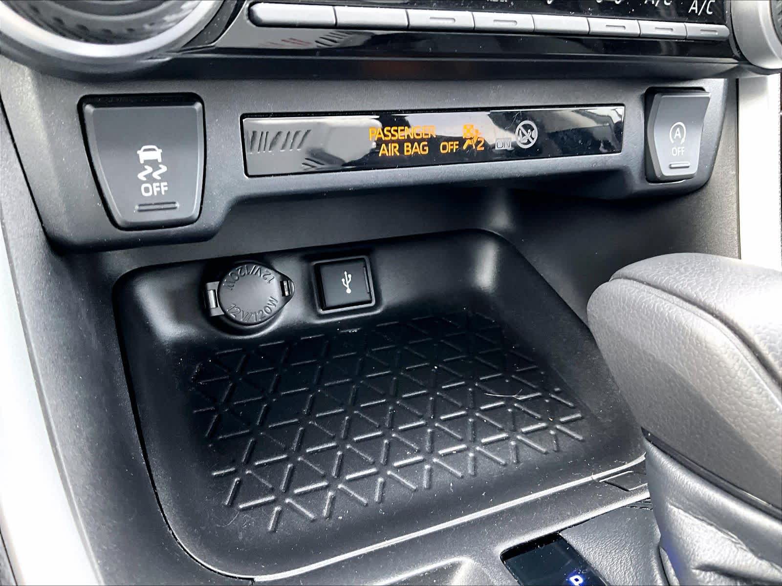 2022 Toyota RAV4 LE - Photo 27