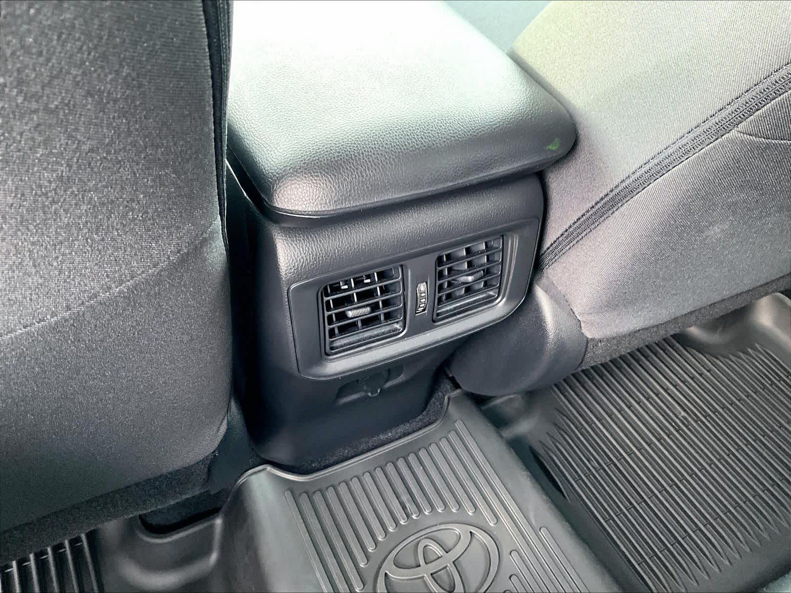 2022 Toyota RAV4 LE - Photo 28