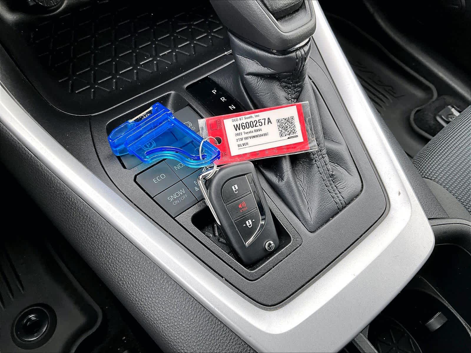 2022 Toyota RAV4 LE - Photo 31