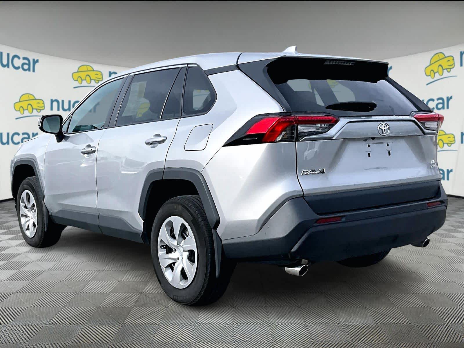 2022 Toyota RAV4 LE - Photo 4