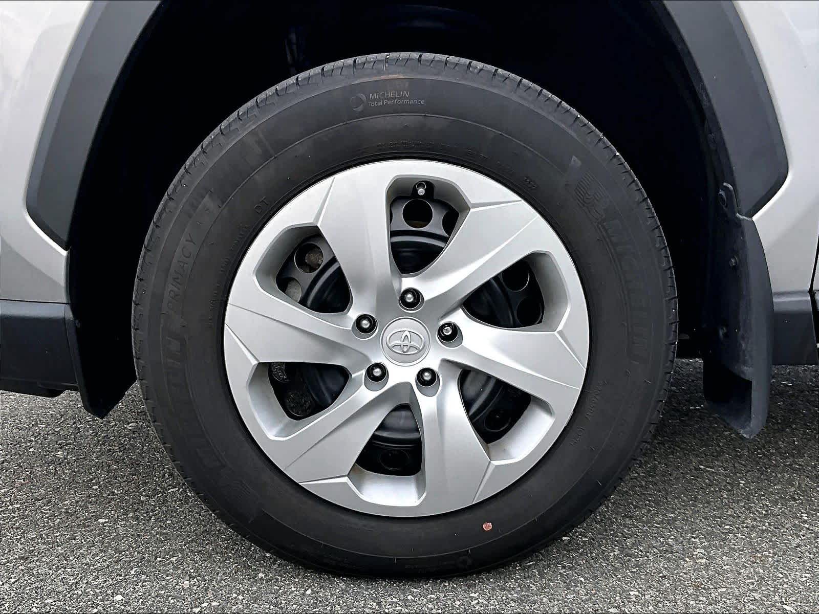 2022 Toyota RAV4 LE - Photo 7