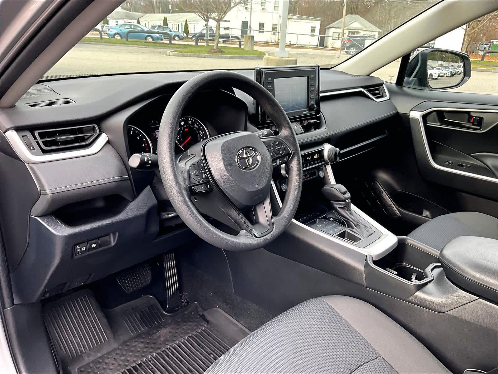 2022 Toyota RAV4 LE - Photo 8