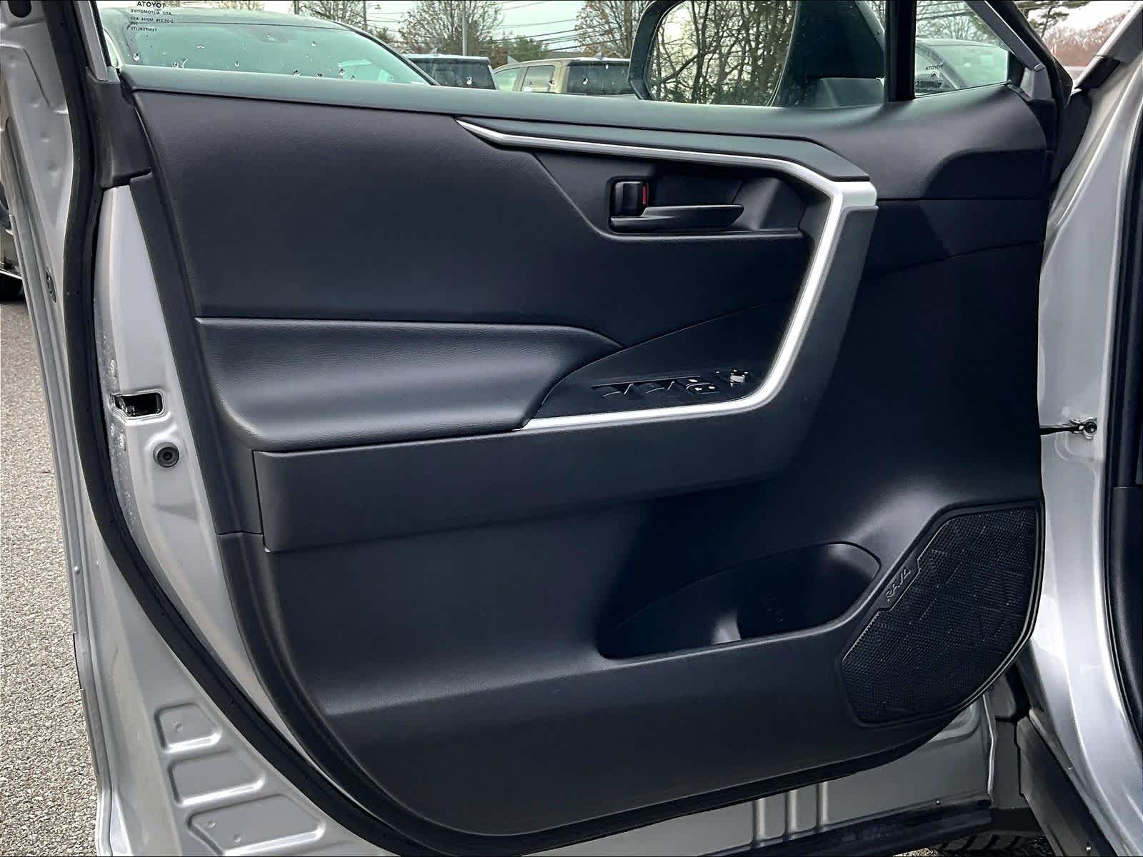 2022 Toyota RAV4 LE - Photo 9