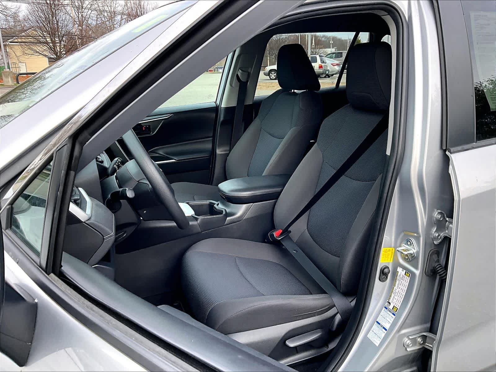 2022 Toyota RAV4 LE - Photo 10