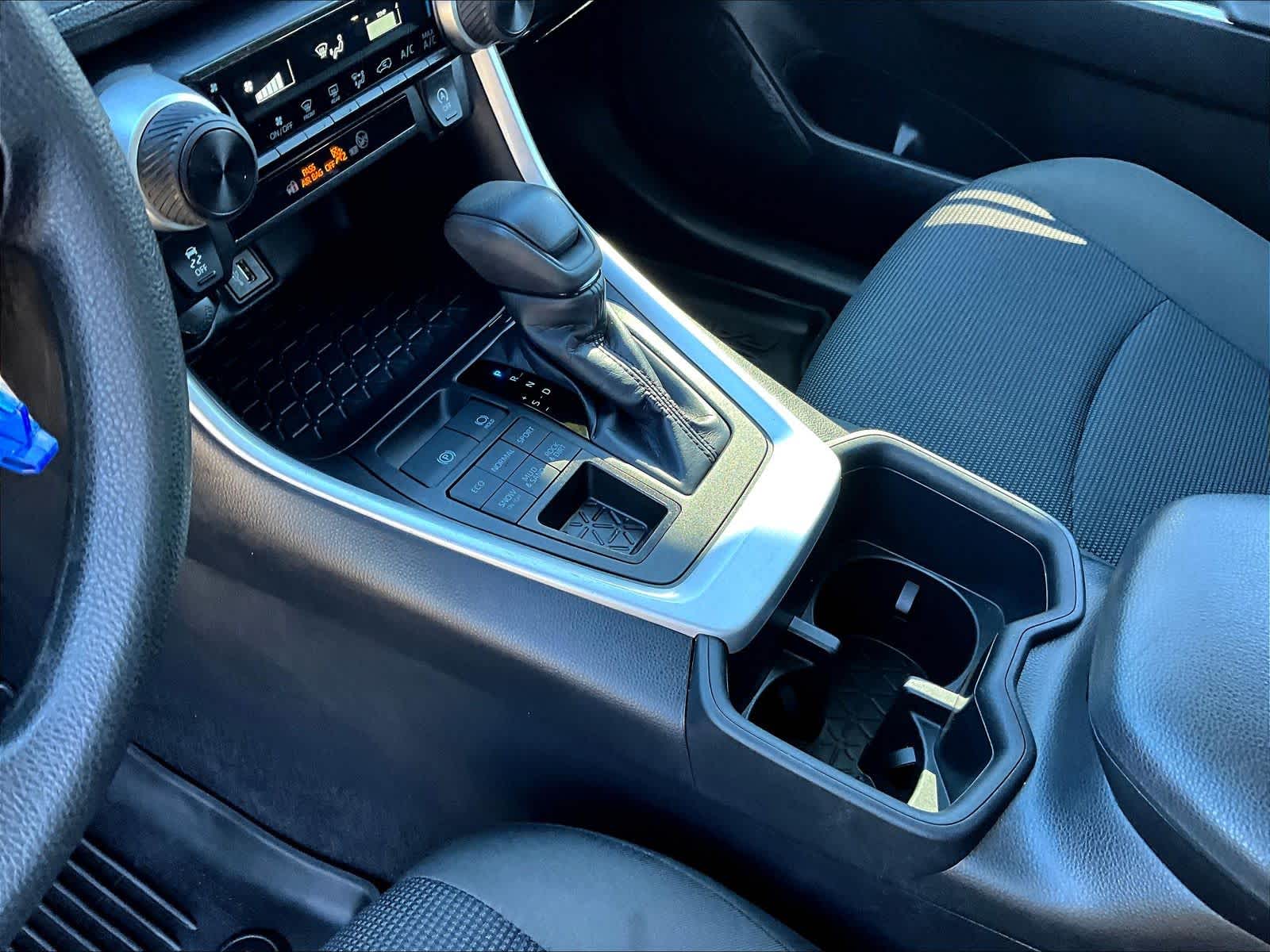 2024 Toyota RAV4 LE - Photo 20