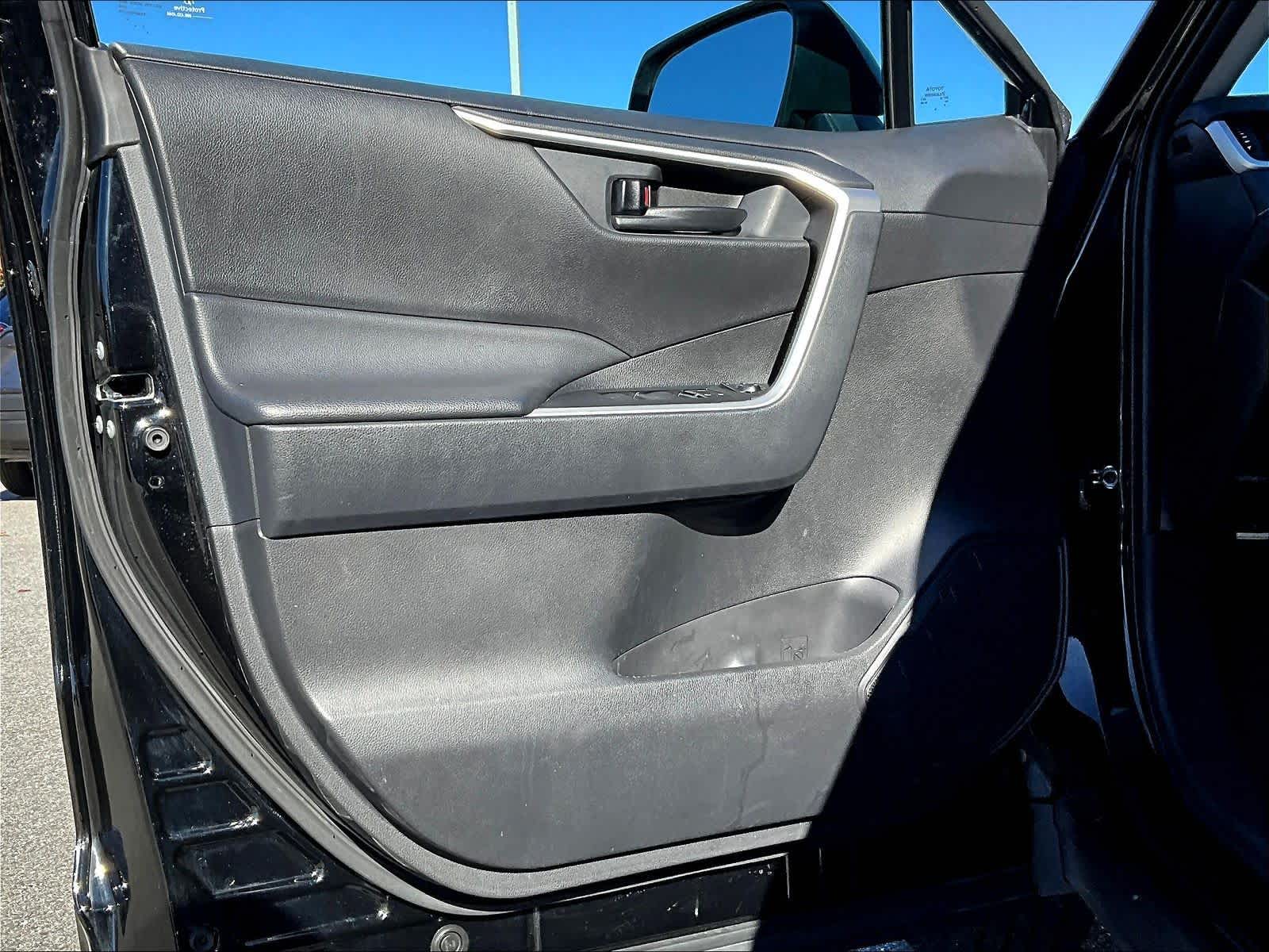 2024 Toyota RAV4 LE - Photo 9