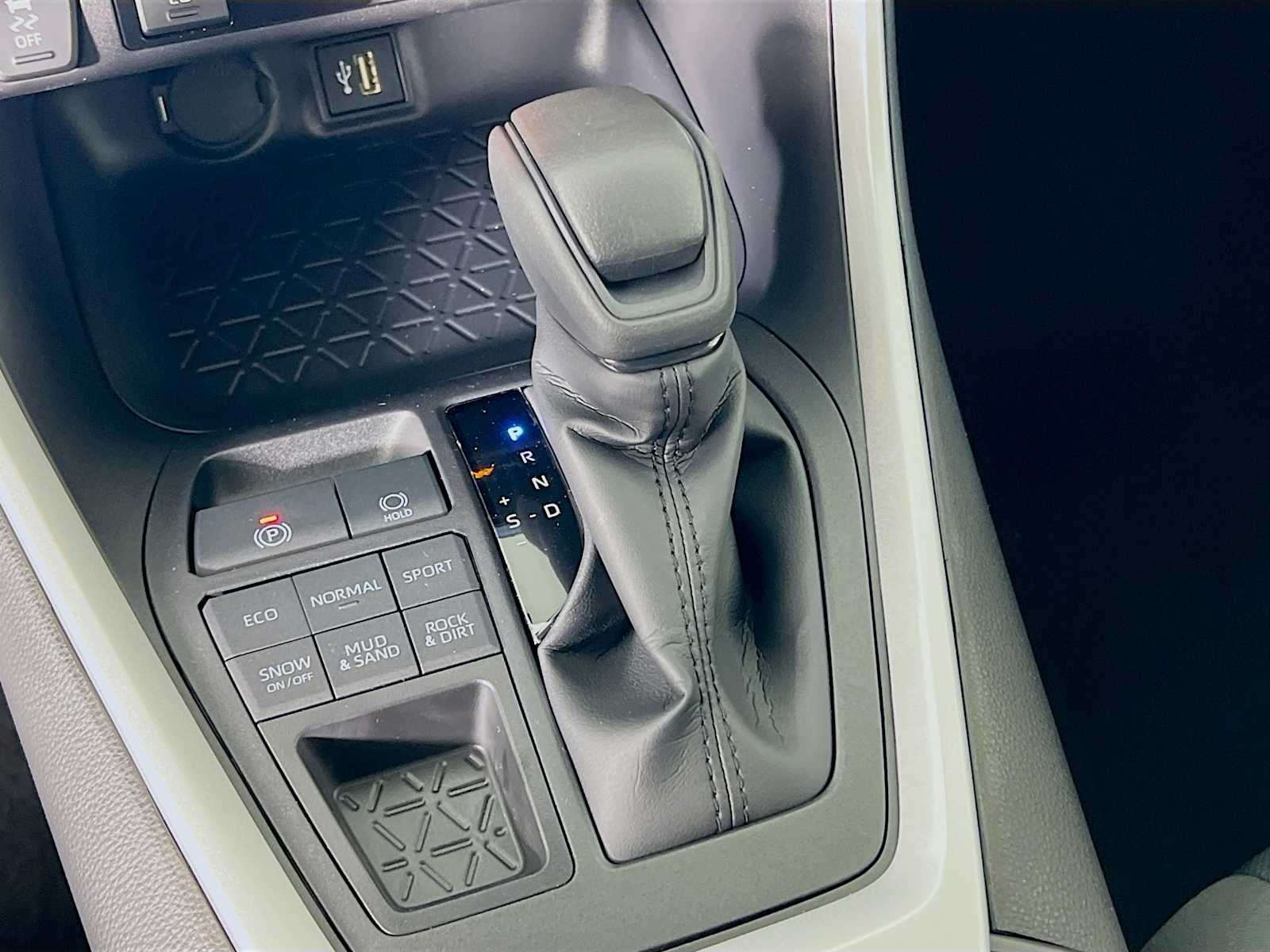 2025 Toyota RAV4 XLE - Photo 11