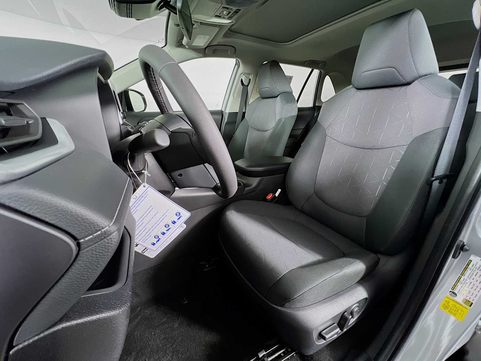 2025 Toyota RAV4 XLE - Photo 12