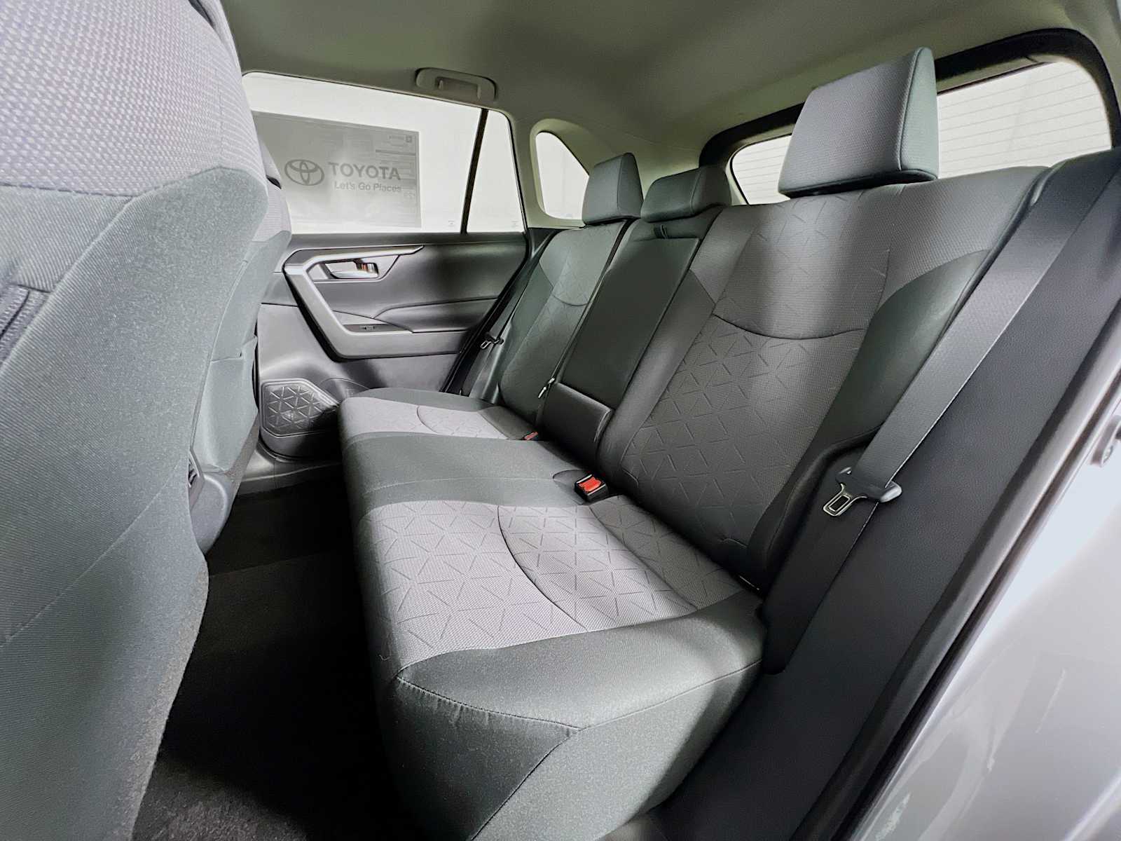 2025 Toyota RAV4 XLE - Photo 13