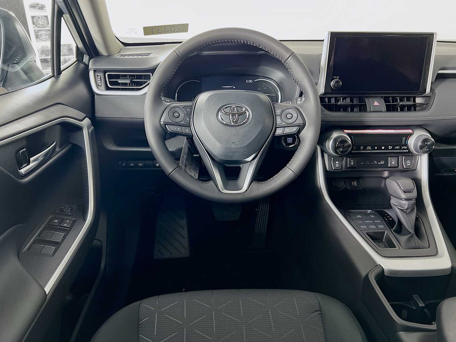 2025 Toyota RAV4 XLE - Photo 15