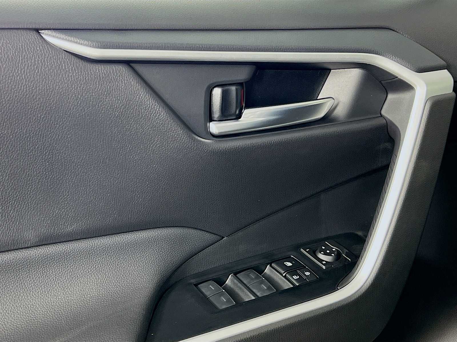 2025 Toyota RAV4 XLE - Photo 16