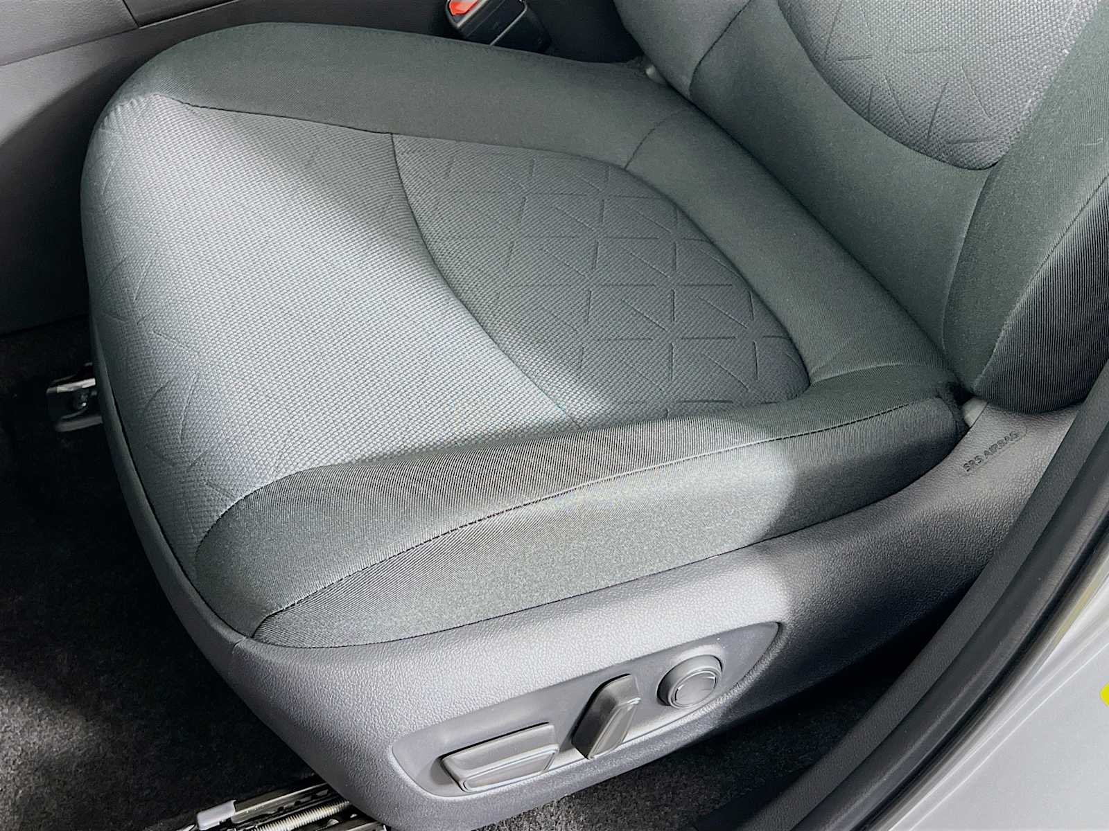 2025 Toyota RAV4 XLE - Photo 17