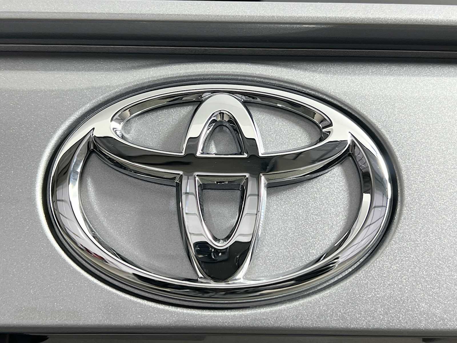 2025 Toyota RAV4 XLE - Photo 18