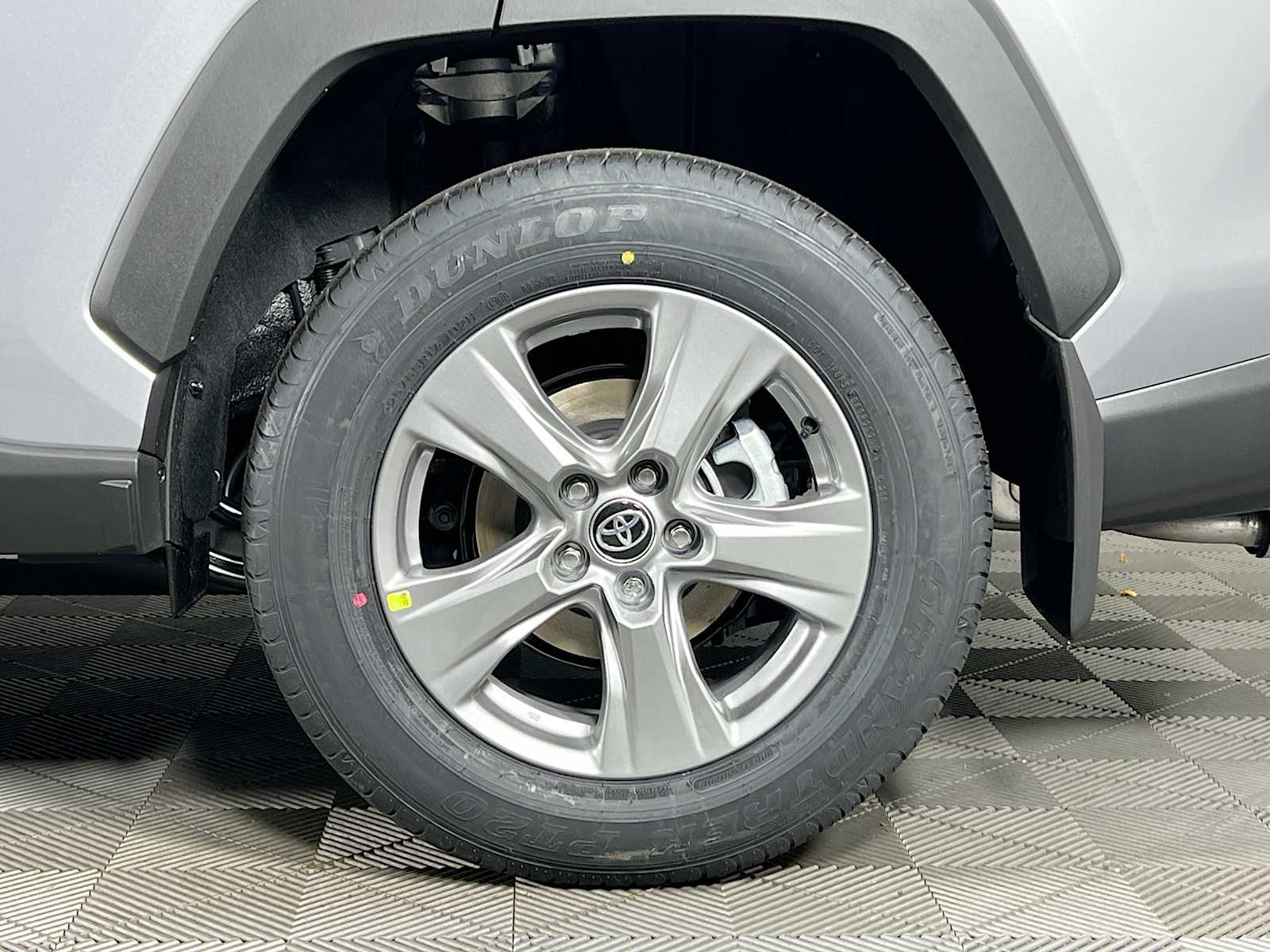 2025 Toyota RAV4 XLE - Photo 19