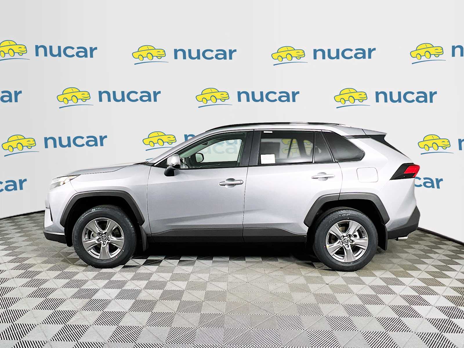 2025 Toyota RAV4 XLE - Photo 3