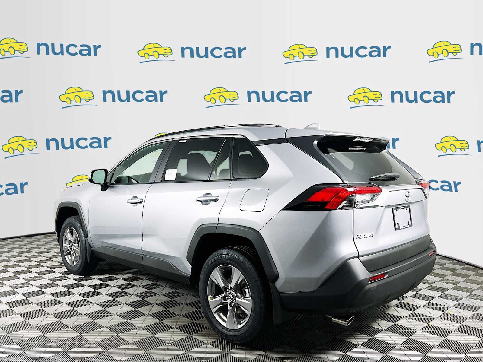 2025 Toyota RAV4 XLE - Photo 4