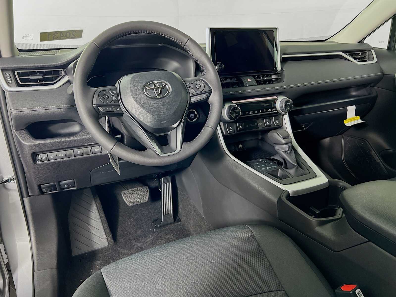 2025 Toyota RAV4 XLE - Photo 6