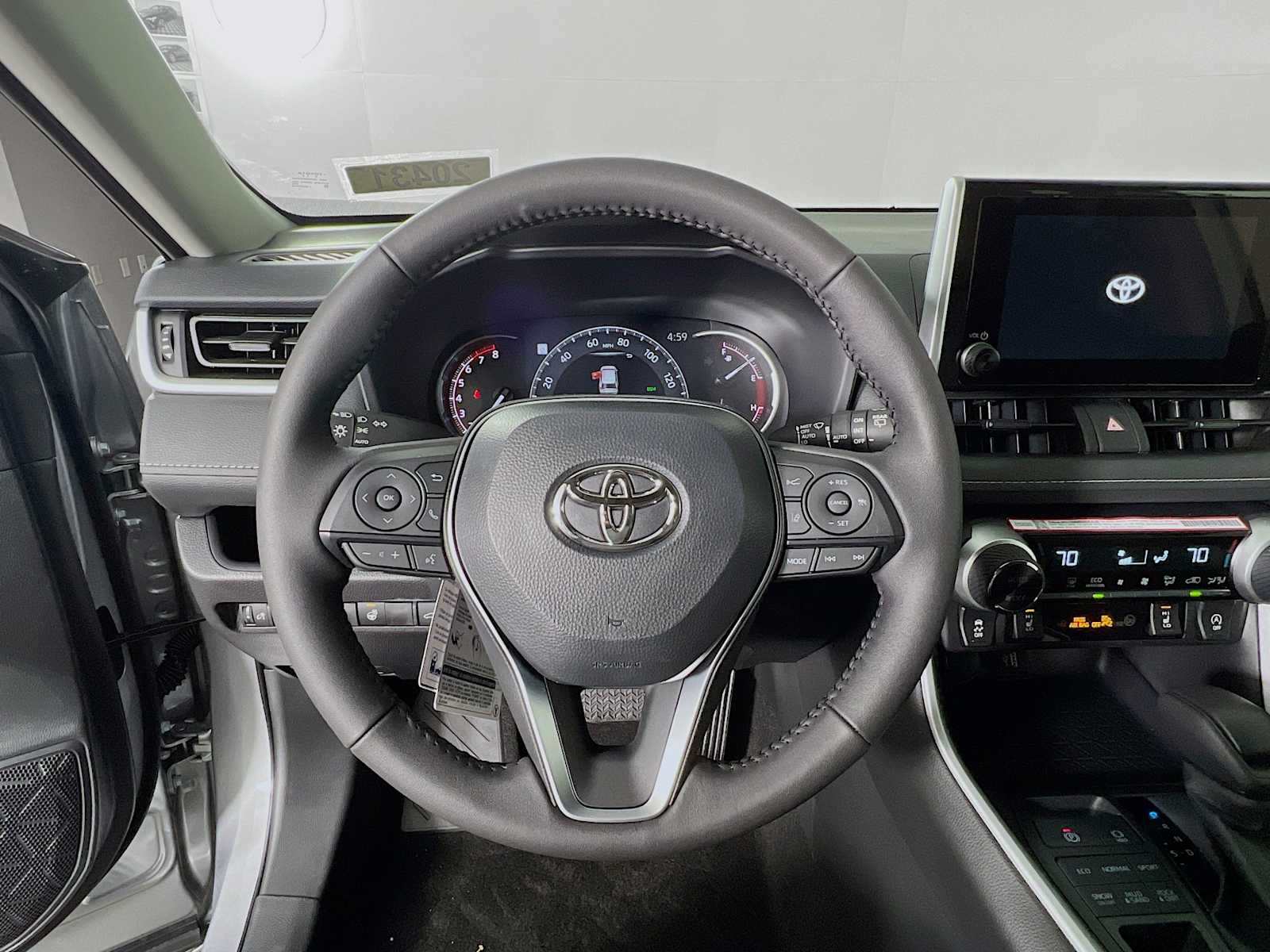 2025 Toyota RAV4 XLE - Photo 7