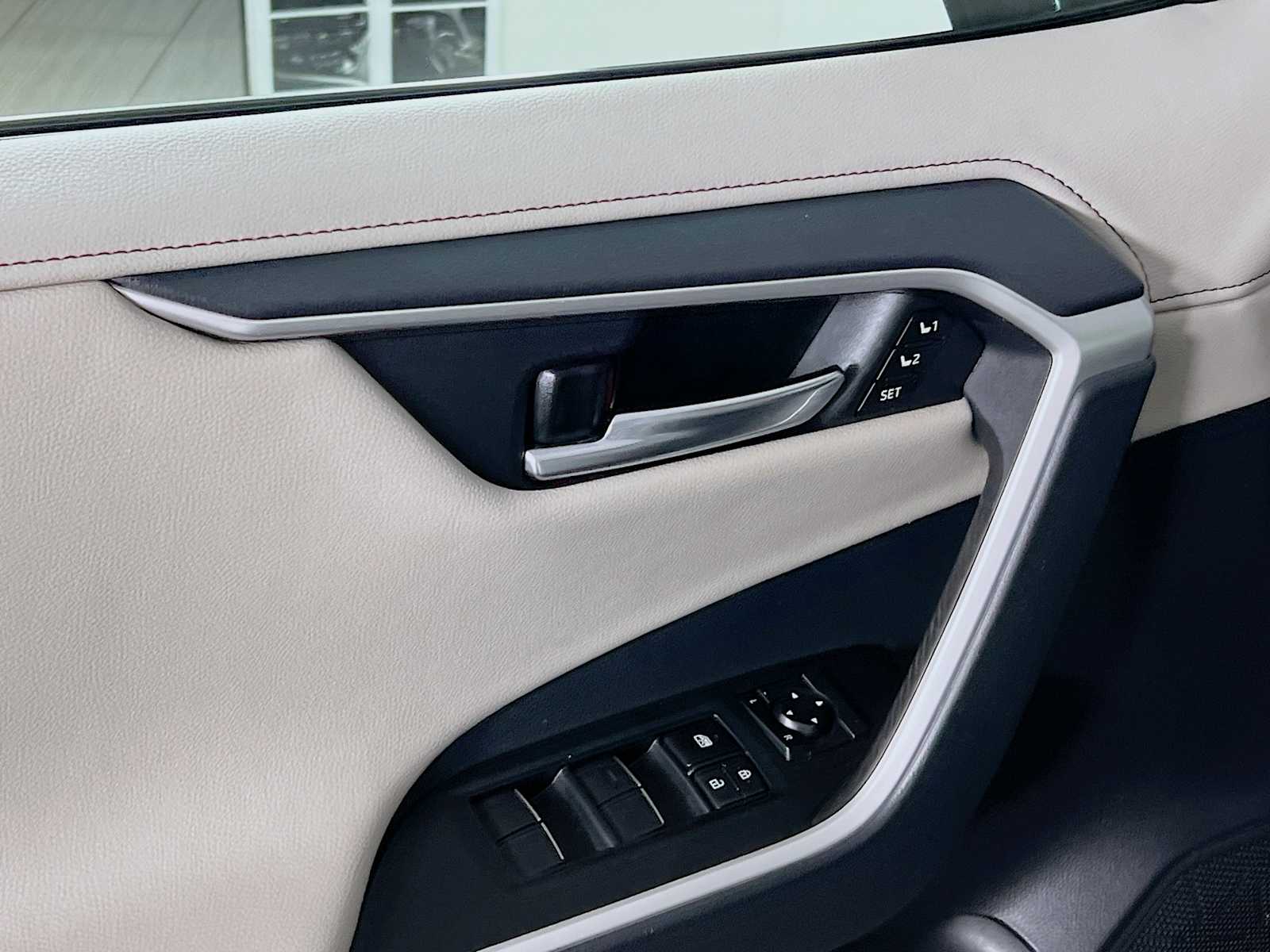 2019 Toyota RAV4 Hybrid Limited - Photo 17
