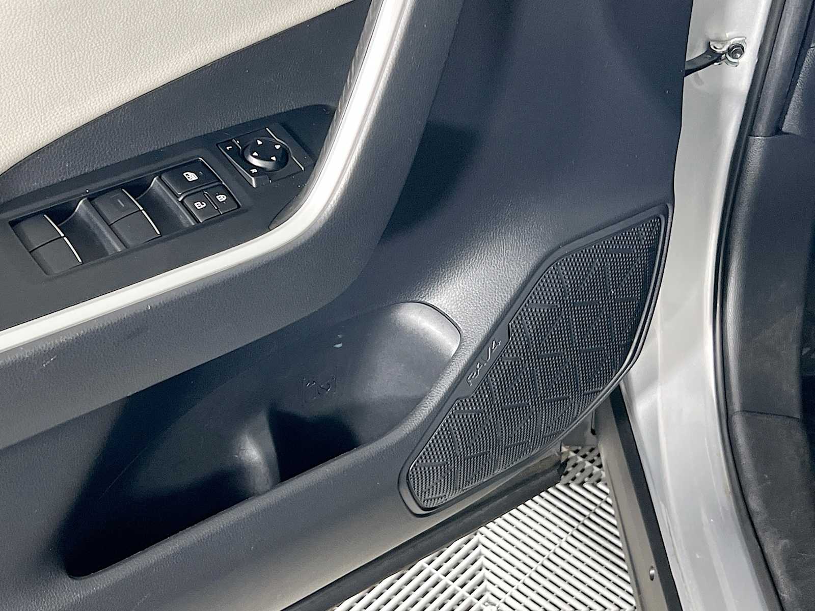 2019 Toyota RAV4 Hybrid Limited - Photo 18