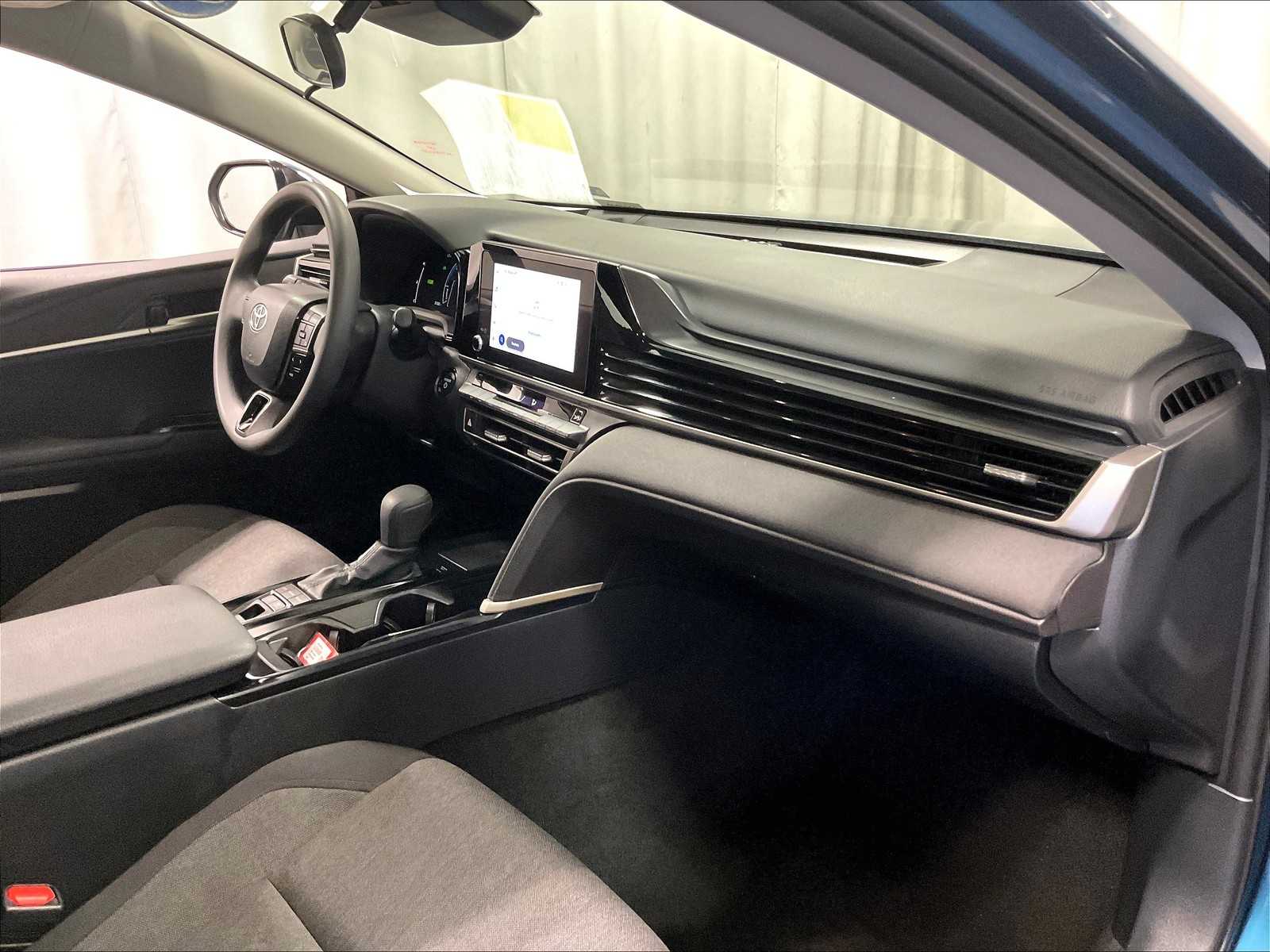 2025 Toyota Camry LE - Photo 14