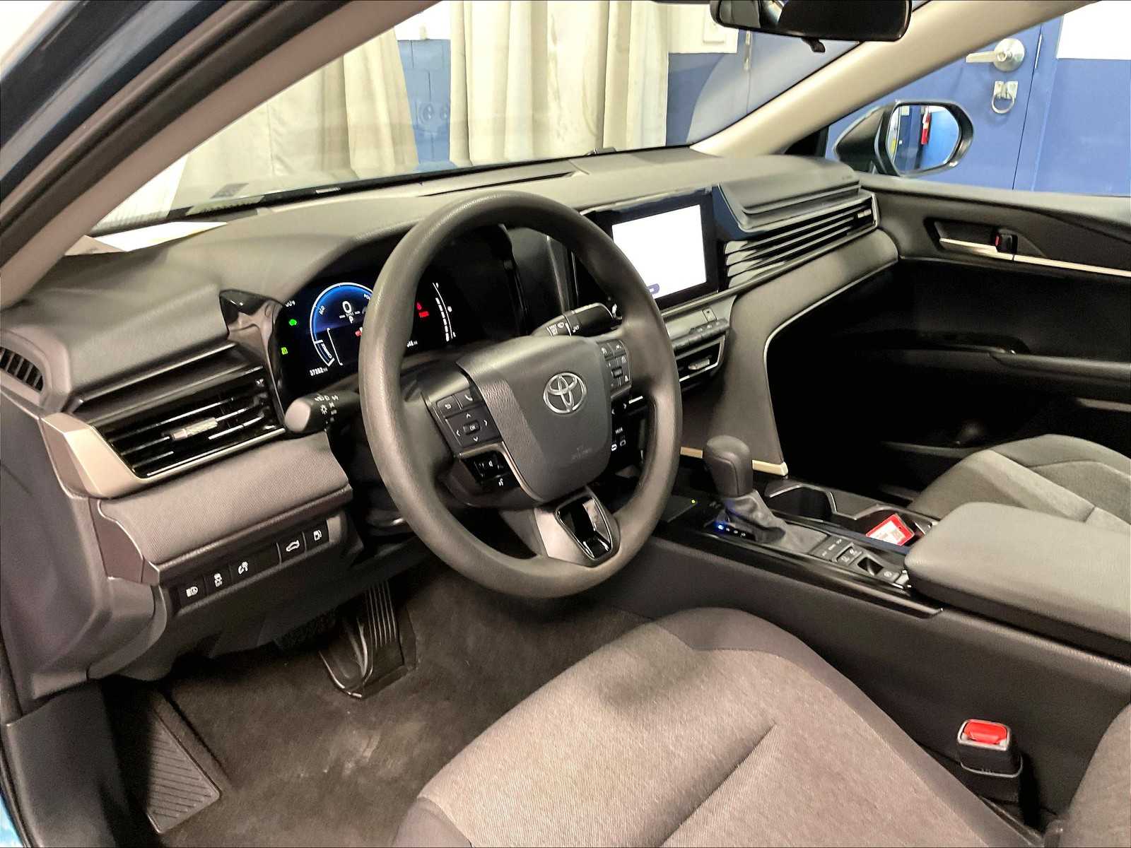 2025 Toyota Camry LE - Photo 8