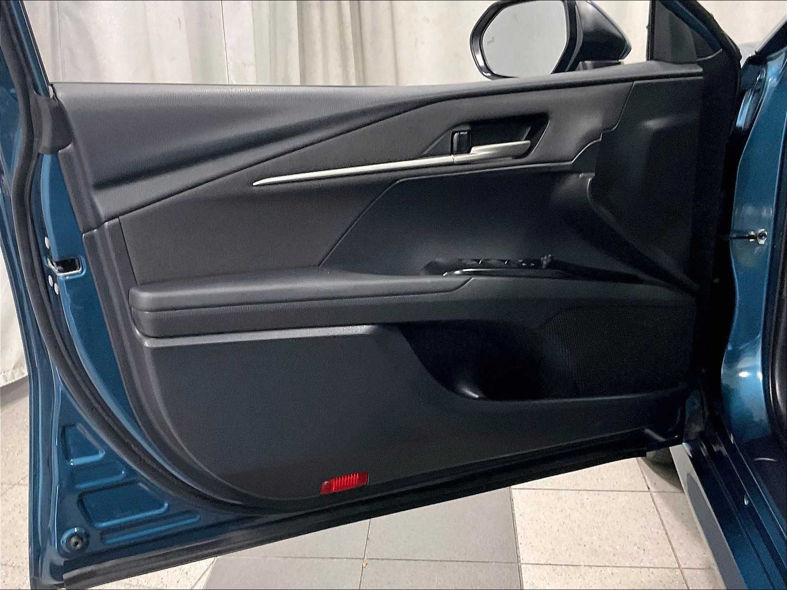 2025 Toyota Camry LE - Photo 9