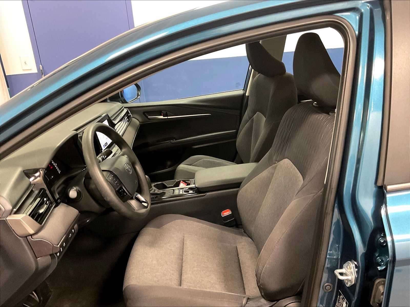 2025 Toyota Camry LE - Photo 10