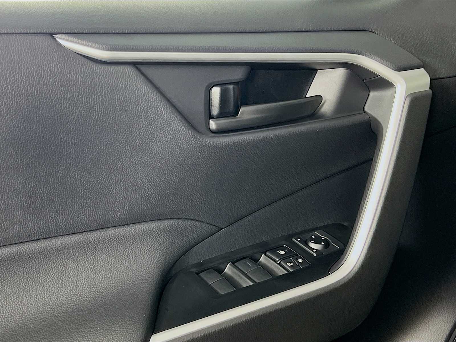 2025 Toyota RAV4 Hybrid LE - Photo 16