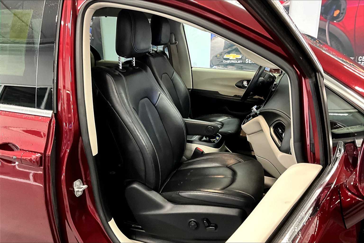 2022 Chrysler Pacifica Touring L - Photo 11