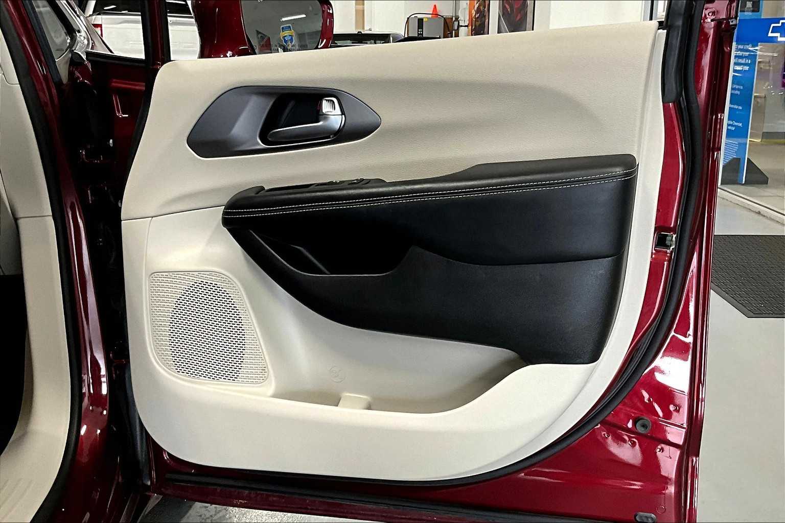 2022 Chrysler Pacifica Touring L - Photo 12