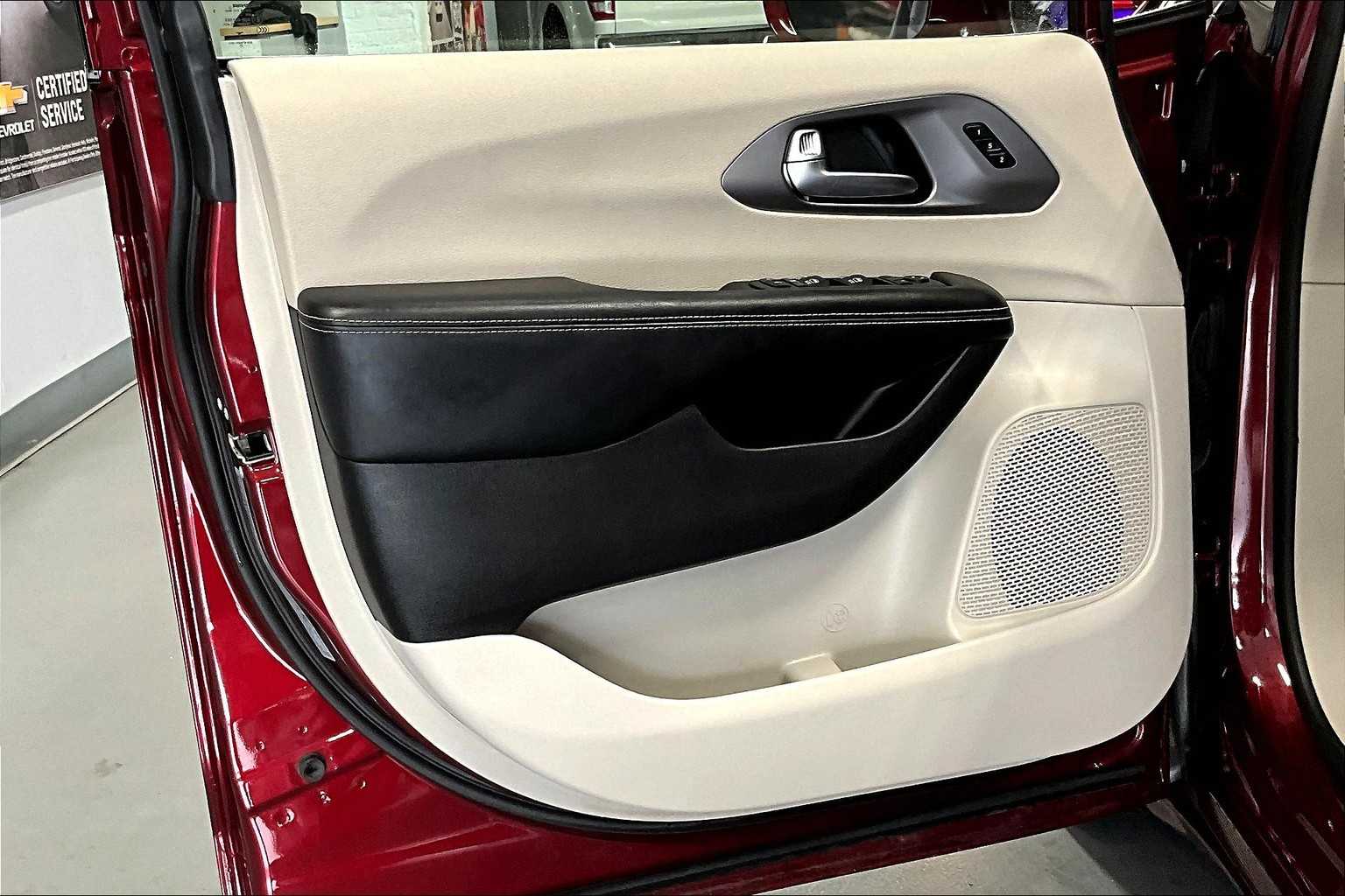 2022 Chrysler Pacifica Touring L - Photo 9