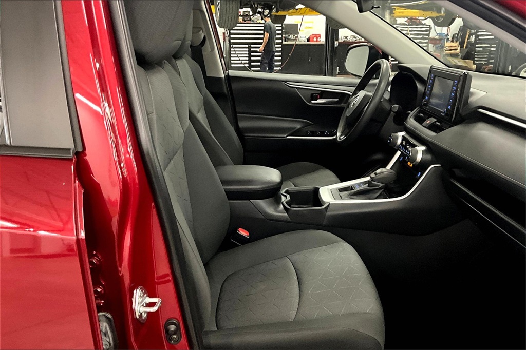 2022 Toyota RAV4 XLE - Photo 11