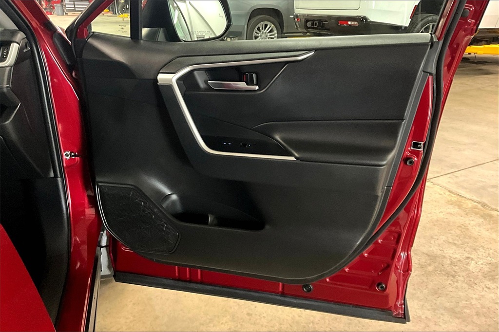 2022 Toyota RAV4 XLE - Photo 12