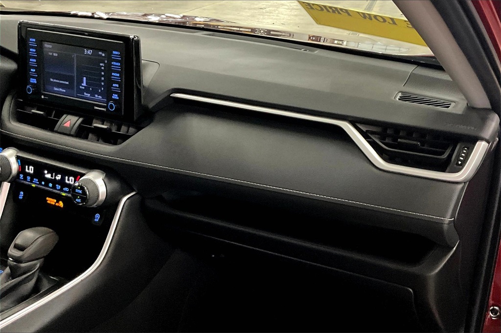 2022 Toyota RAV4 XLE - Photo 13