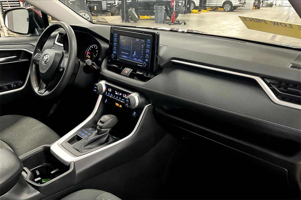 2022 Toyota RAV4 XLE - Photo 14
