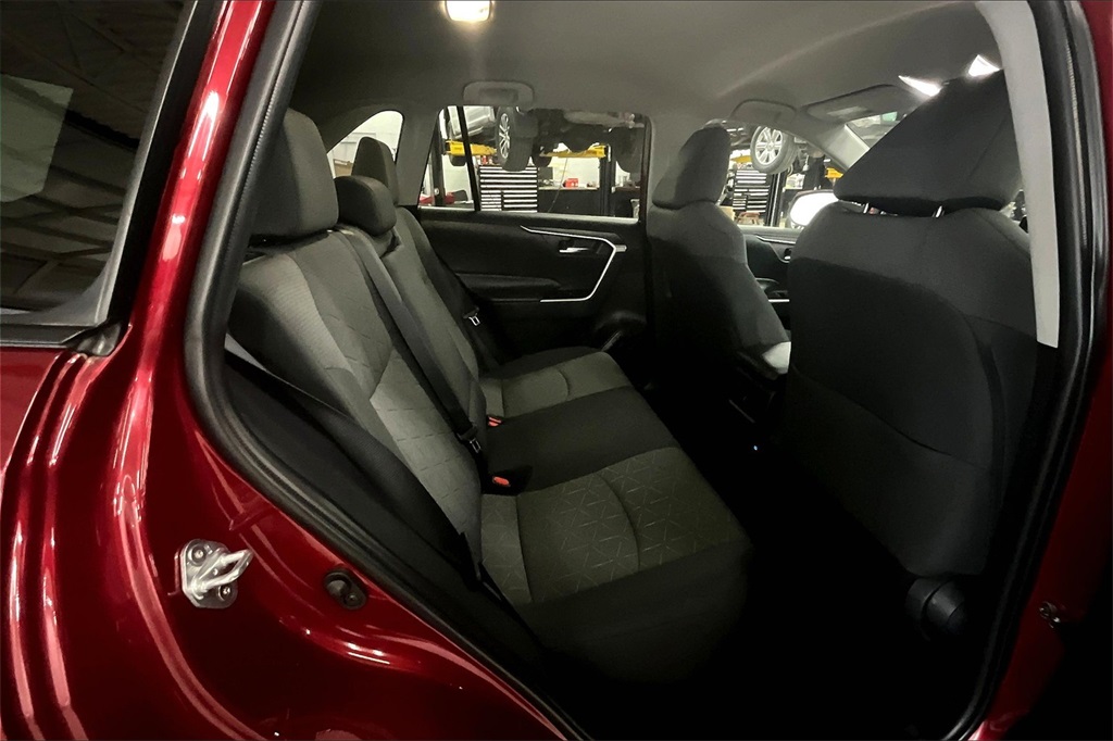 2022 Toyota RAV4 XLE - Photo 16