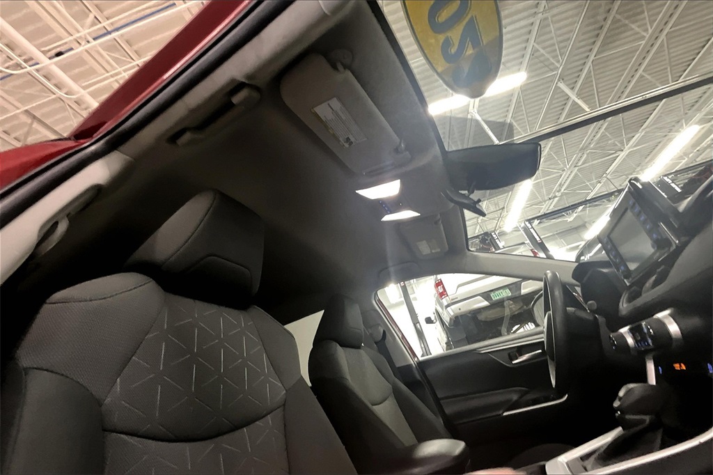 2022 Toyota RAV4 XLE - Photo 22