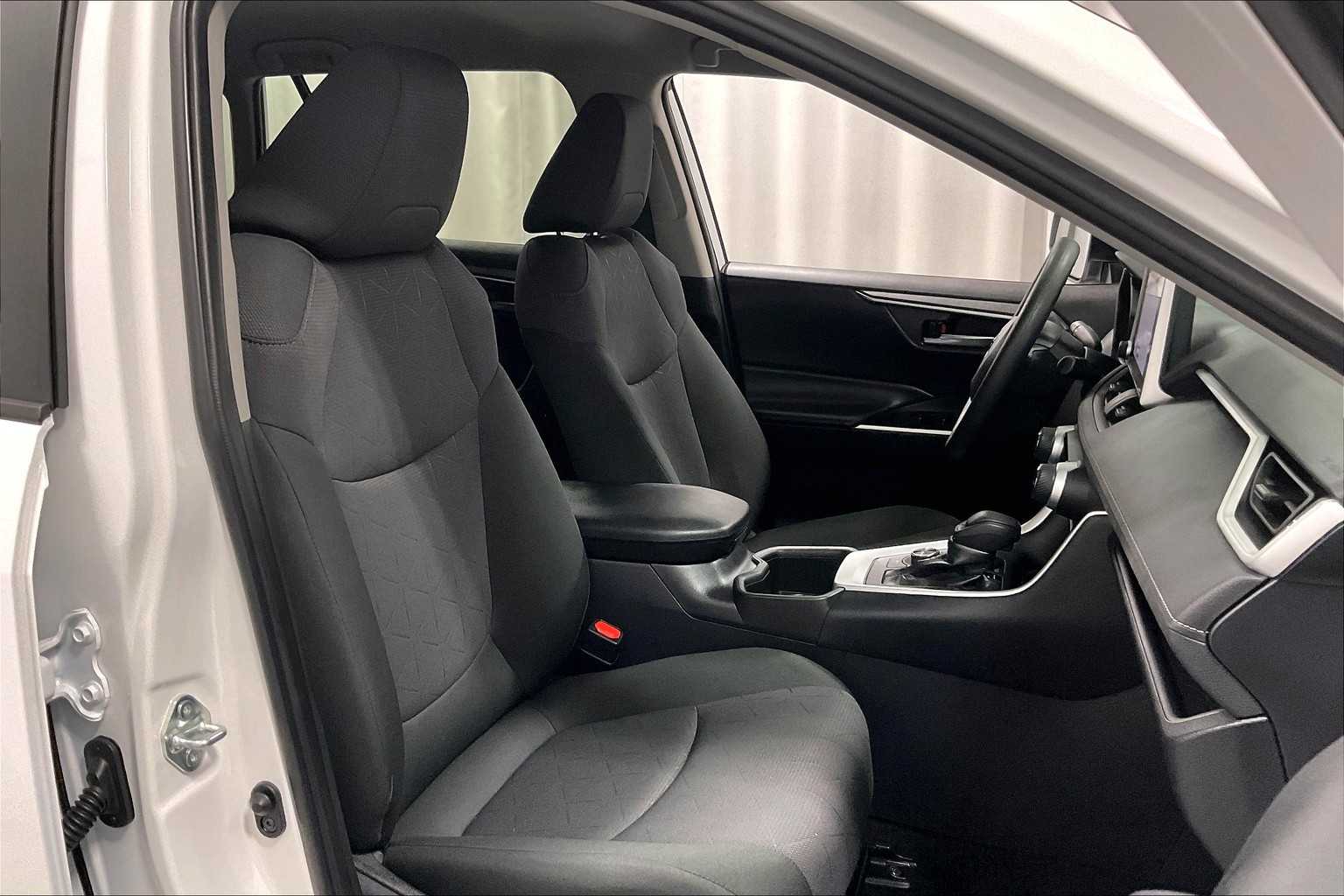 2024 Toyota RAV4 Hybrid XLE - Photo 11